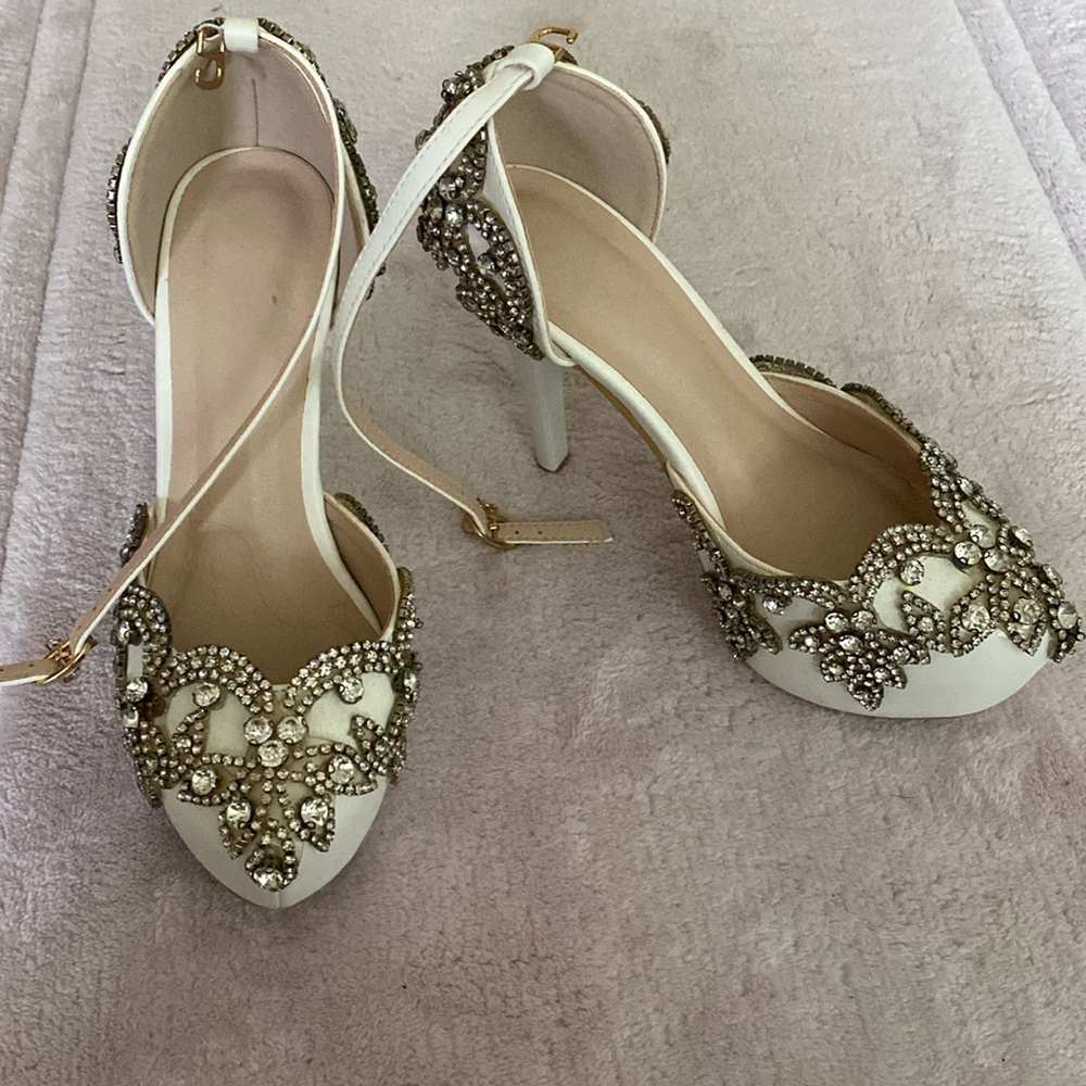 Stiletto heels size 5 (run small)